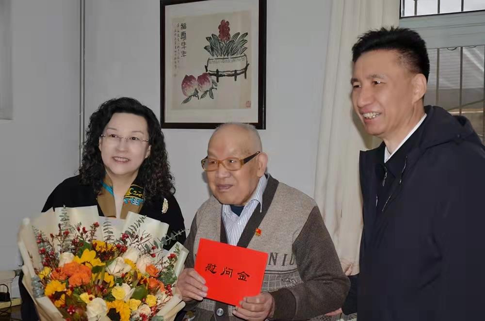 濟(jì)南產(chǎn)發(fā)集團(tuán)黨委副書記、總經(jīng)理黃蓓走訪慰問離休老干部、老黨員